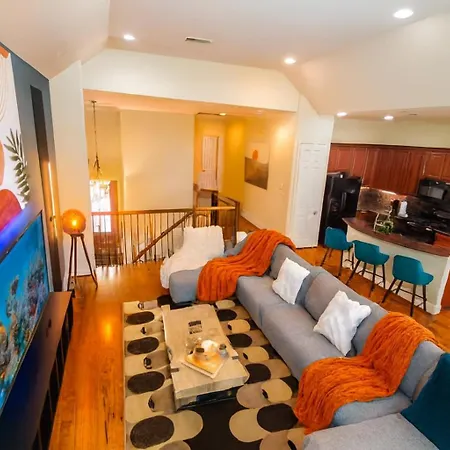 Stylish Home Private Pool, King Bed & Garage-2