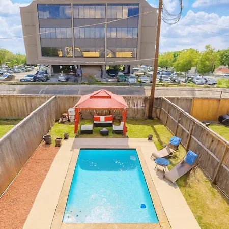Stylish Home Private Pool, King Bed & Garage-3